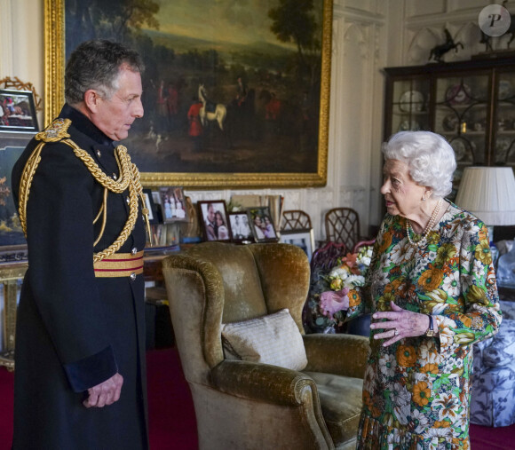 La reine Elisabeth II d'Angleterre en audience au château de Windsor avec Sir Nick Carter, Chef d'état-major de la Défense. Le 17 novembre 2021