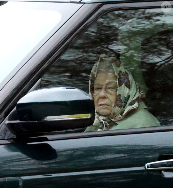 La reine Elisabeth II d'Angleterre conduite autour de sa résidence de Sandringham alors que la souveraine s'est vue préconiser du repos par ses médecins. Le 6 novembre 2021.