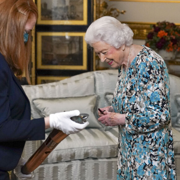 La reine Elisabeth II d'Angleterre découvre le bâton des Jeux du Commonwealth de Birmingham 2022 au palais de Buckingham à Londres, Royaume Uni, le 7 octobre 2021.