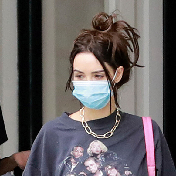 Exclusif - Nabilla Benattia et son compagnon Thomas Vergara sont allés faire des courses au supermarché Gelson au Century Mall. Arrivés depuis peu aux Etats-Unis, car Nabilla doit subir une opération sur ses prothèses mammaires. Le 23 juillet 2020 