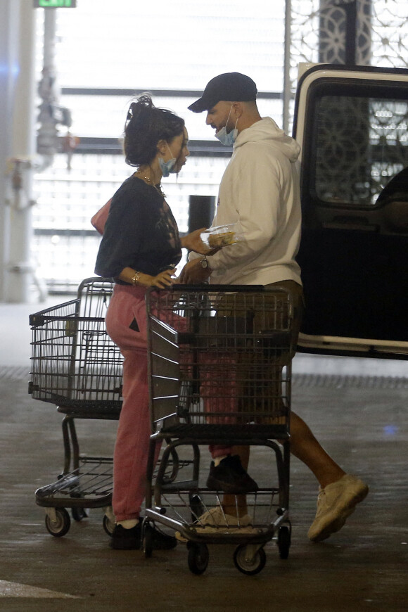 Exclusif - Nabilla Benattia et son compagnon Thomas Vergara sont allés faire des courses au supermarché Gelson au Century Mall. Arrivés depuis peu aux Etats-Unis, car Nabilla doit subir une opération sur ses prothèses mammaires. Le 23 juillet 2020 