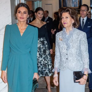 La reine Letizia d'Espagne et la reine Silvia de Suède lors d'une réception à la résidence de l'ambassadeur d'Espagne à Stockholm. Le 25 novembre 2021.