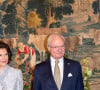 La reine Letizia d'Espagne, la reine Silvia de Suède, le roi Carl Gustav de Suède, le roi Felipe VI d'Espagne lors d'une réception à la résidence de l'ambassadeur d'Espagne à Stockholm. Le 25 novembre 2021.