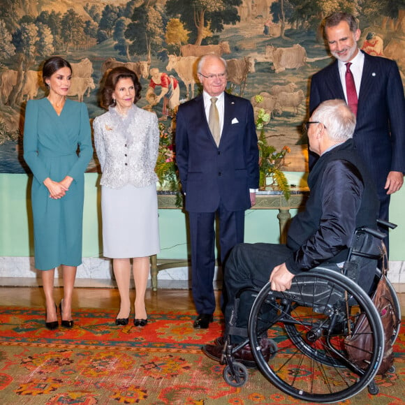 La reine Letizia d'Espagne, la reine Silvia de Suède, le roi Carl Gustav de Suède, le roi Felipe VI d'Espagne lors d'une réception à la résidence de l'ambassadeur d'Espagne à Stockholm. Le 25 novembre 2021.