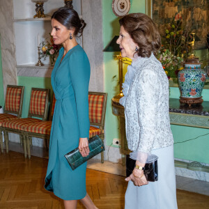 La reine Letizia d'Espagne et la reine Silvia de Suède lors d'une réception à la résidence de l'ambassadeur d'Espagne à Stockholm. Le 25 novembre 2021.