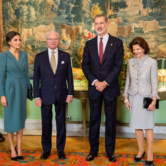 La reine Letizia d'Espagne, la reine Silvia de Suède, le roi Carl Gustav de Suède, le roi Felipe VI d'Espagne lors d'une réception à la résidence de l'ambassadeur d'Espagne à Stockholm. Le 25 novembre 2021.