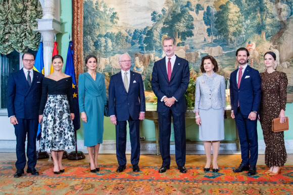 La reine Letizia d'Espagne, la reine Silvia de Suède, le roi Carl Gustav de Suède, le roi Felipe VI d'Espagne lors d'une réception à la résidence de l'ambassadeur d'Espagne à Stockholm. Le 25 novembre 2021.
