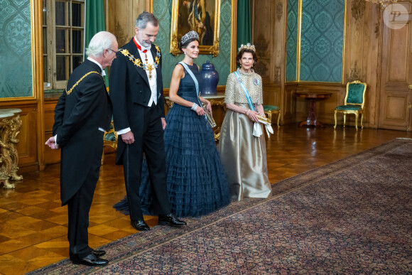 Le roi Carl Gustav de Suède, le roi Felipe VI d'Espagne, la reine Letizia, la reine Silvia lors du dîner d'état au palais royal à Stockholm pour la visite en Suède du couple royal d'Espagne le 24 novembre 2021.