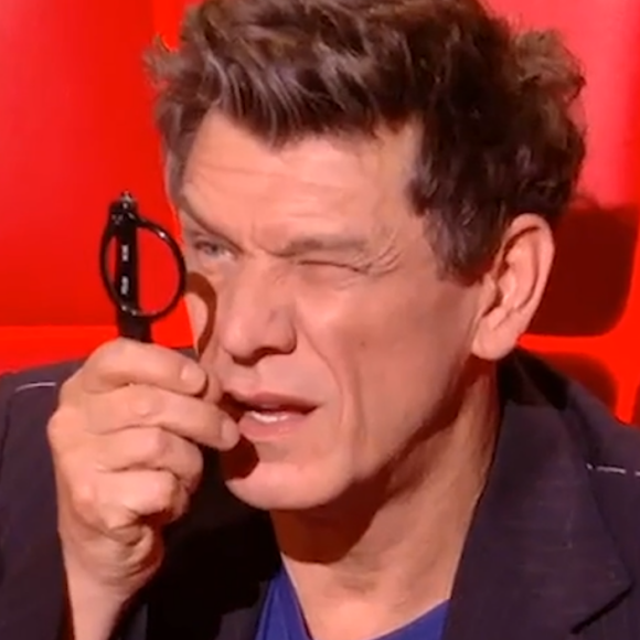 Marc Lavoine dans "The Voice 2021", avec sa drôle de facçon d'utiliser ses lunettes de vue.