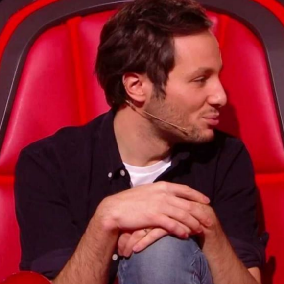 Vianney intenable dans "The Voice" : le chanteur multiplie les positions étranges sur son fauteuil rouge - TF1