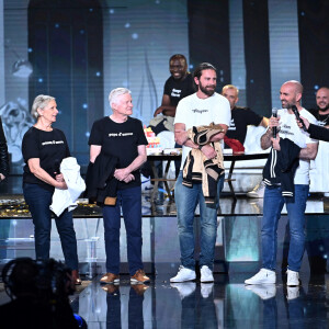 Exclusif -  Philippe Lacheau, Gérard Lacheau (père), Huguette Lacheau (mère), Julien Arruti et Nikos Aliagas - Surprises - Enregistrement de l'émission "La Chanson secrète 9" à la Seine musicale à Paris, diffusée le 27 novembre sur TF1 à 21h05 © Gaffiot-Moreau / Bestimage 