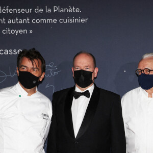 Le prince Albert II de Monaco, Louis Ducruet et sa femme Marie Chevallier avec les chefs Alain Ducasse et Yannick Alléno lors de la soirée de gala pour la clôture du Festival des Etoilés Monte-Carlo par Monte-Carlo Société des Bains de Mer au Casino de Monte-Carlo, Monaco, le 27 novembre 2021. © Jean-Charles Vinaj/Pool Monaco/Bestimage