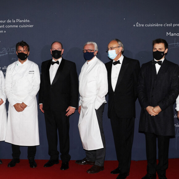 Le prince Albert II de Monaco, Louis Ducruet, Jean-Luc Biamonti, président-délégué de Monte-Carlo Société des Bains de Me avec les chefs Alain Ducasse, Yannick Alléno, Franck Cerutti, Manon Fleury, Dominique Lory et Marcel Ravin lors de la soirée de gala pour la clôture du Festival des Etoilés Monte-Carlo par Monte-Carlo Société des Bains de Mer au Casino de Monte-Carlo, Monaco, le 27 novembre 2021. © Jean-Charles Vinaj/Pool Monaco/Bestimage