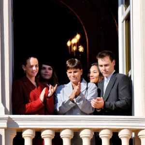 La princesse Alexandra de Hanovre, Camille Gottlieb, la princesse Stéphanie de Monaco, Louis Ducruet et sa femme Marie - La famille princière au balcon lors de la fête nationale de Monaco le 19 novembre 2021. © Dominique Jacovides / Bruno Bebert / Bestimage