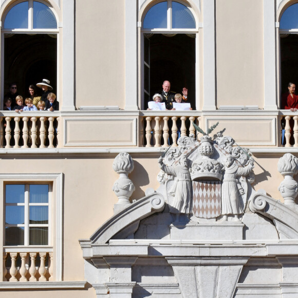 La princesse Caroline de Hanovre, Beatrice Borromeo avec ses fils Francesco et Stephano, la princesse Gabriella de Monaco, le prince Albert II de Monaco, le prince héréditaire Jacques, la princesse Alexandra de Hanovre, Camille Gottlieb, la princesse Stéphanie de Monaco, Louis Ducruet et sa femme Marie - La famille princière au balcon lors de la fête nationale de Monaco le 19 novembre 2021. © Dominique Jacovides / Bruno Bebert / Bestimage