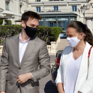 La princesse Stéphanie de Monaco, accompagnée par son fils Louis Ducruet, a inauguré une sculpture de l'artiste Julien Marinetti "Doggy John Monaco" installée sur les terrasses du Casino de Monte-Carlo, à Monaco, le 4 juin 2021. © Bruno Bebert/Bestimage