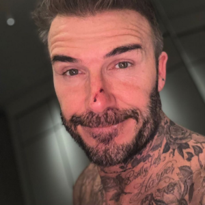 "Mémo pour moi-même : quand tu chatouilles ta fille, ne mets pas ton nez près de sa bouche", écrit David Beckham sur un selfie dans sa story Instagram du 29 novembre 2021.