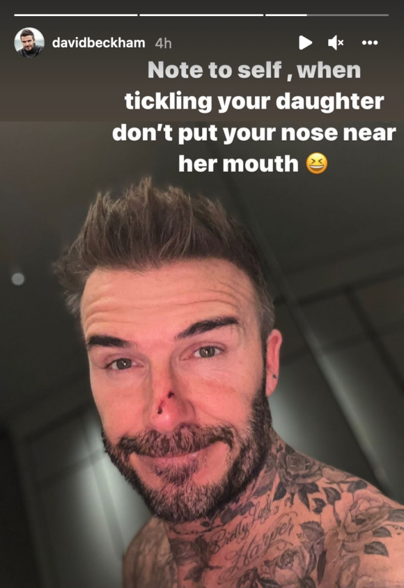 "Mémo pour moi-même : quand tu chatouilles ta fille, ne mets pas ton nez près de sa bouche", écrit David Beckham sur un selfie dans sa story Instagram du 29 novembre 2021.