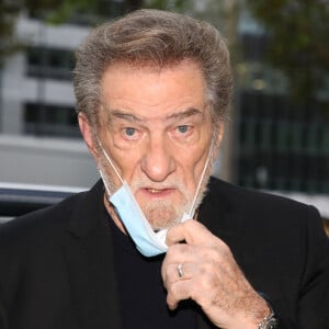 Exclusif - Eddy Mitchell et son fils Eddy Moine sont en promotion pour le livre "Le dictionnaire de ma vie" écrit par le fils sur le père. Ils arrivent à la radio RTL le 7 octobre 2020. 