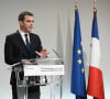Olivier Véran, ministre des Solidarités avec la Santé lors d'une conférence de presse sur les mesures prises par le gouvernement pour contrer la 5ème vague de Covid-19 à Paris, France, le 25 novembre 2021.