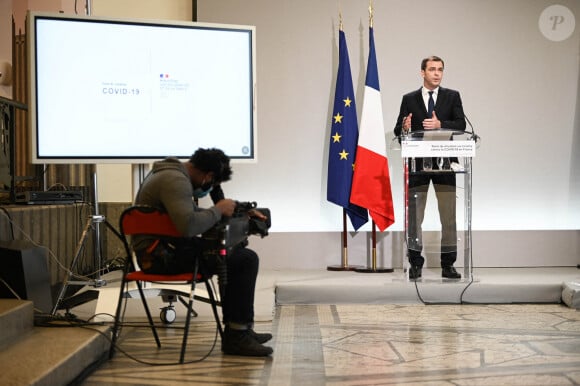 Olivier Véran, ministre des Solidarités avec la Santé lors d'une conférence de presse sur les mesures prises par le gouvernement pour contrer la 5ème vague de Covid-19 à Paris, France, le 25 novembre 2021.