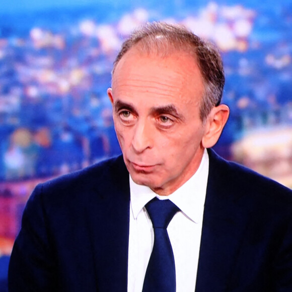 Captures d'écran de Eric Zemmour, invité au journal de 20H de TF1 quelques heures après sa déclaration comme candidat à l'élection présidentielle pour 2022 le 30 novembre 2021. © Denis Guignebourg / Bestimage