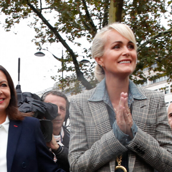 Exclusif - Laeticia Hallyday, Anne Hidalgo, maire de Paris - Inauguration de l'esplanade "Johnny Hallyday" et de la statue "Quelque chose de ..." de l'artiste Bertrand Lavier sur le parvis de la salle de concert AccorHotels Arena Paris Bercy à Paris. Le 14 septembre 2021 © Borde-Jacovides-Moreau / Bestimage