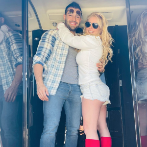 Britney Spears et son fiancé Sam Asghari embarquent à bord d'un avion privé et quittent les États-Unis. Le 1er décembre 2021.