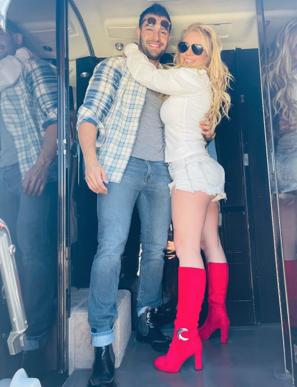 Britney Spears et son fiancé Sam Asghari embarquent à bord d'un avion privé et quittent les États-Unis. Le 1er décembre 2021.