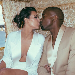 Kim Kardashian et Kanye West, ici photographiés au château de Versailles juste avant leur mariage, formaient un des couples les plus influents de la planète. Qu'est-ce qui a causé leur séparation ?
