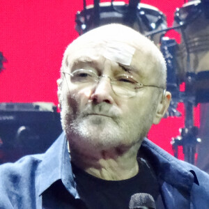 Phil Collins, un pansement sur le front, en concert au Lanxess Arena à Cologne après sa chute le 11 juin 2017.