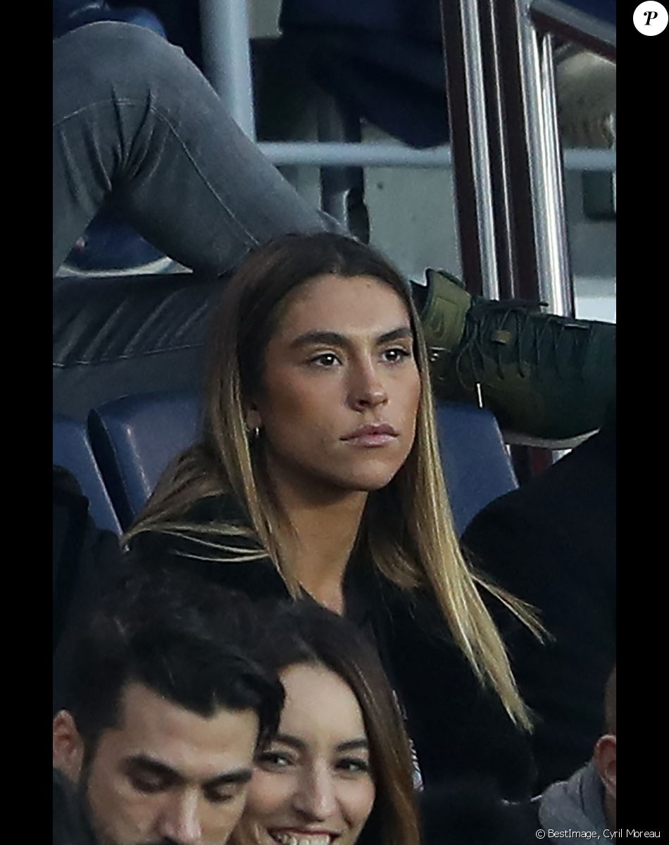 Hervé Renard et sa fille Candide dans les tribunes du parc des Princes lors du au match de football de Ligue 1 Paris Saint-Germain contre Espérance sportive Troyes Aube Champagne à Paris, France, le 19 novembre 2017. © Cyril Moreau/Bestimage