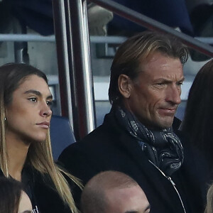 Hervé Renard et sa fille Candide dans les tribunes du parc des Princes lors du au match de football de Ligue 1 Paris Saint-Germain contre Espérance sportive Troyes Aube Champagne à Paris, France, le 19 novembre 2017. © Cyril Moreau/Bestimage 