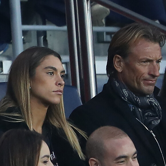 Hervé Renard et sa fille Candide dans les tribunes du parc des Princes lors du au match de football de Ligue 1 Paris Saint-Germain contre Espérance sportive Troyes Aube Champagne à Paris, France, le 19 novembre 2017. © Cyril Moreau/Bestimage 