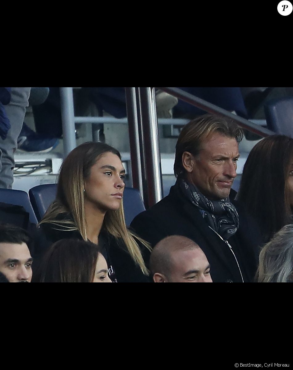 Hervé Renard et sa fille Candide dans les tribunes du parc des Princes lors du au match de football de Ligue 1 Paris Saint-Germain contre Espérance sportive Troyes Aube Champagne à Paris, France, le 19 novembre 2017. © Cyril Moreau/Bestimage