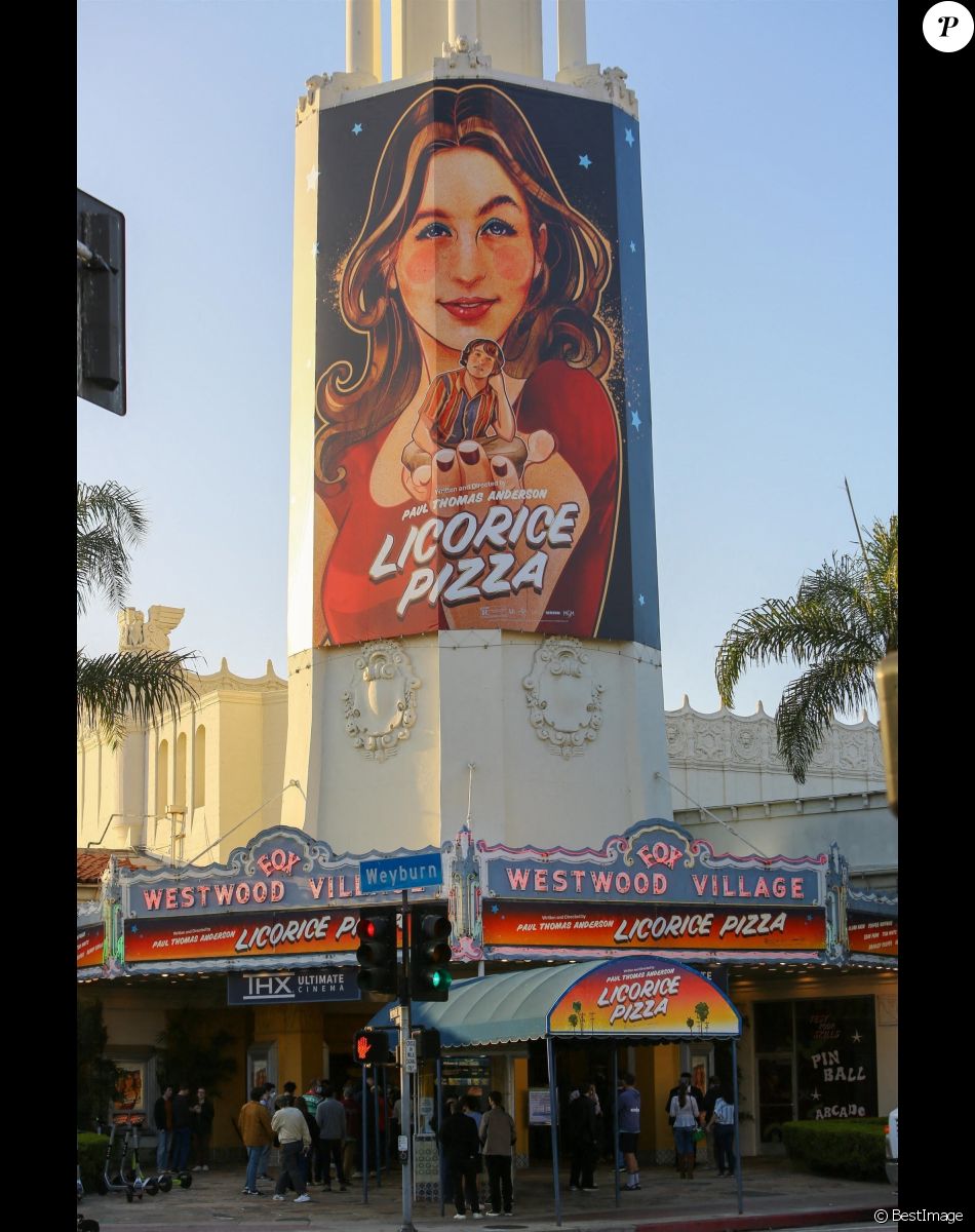 Ben Affleck et sa compagne Jennifer Lopez vont au cinéma avec les enfants à Westwood le 4 décembre 2021.