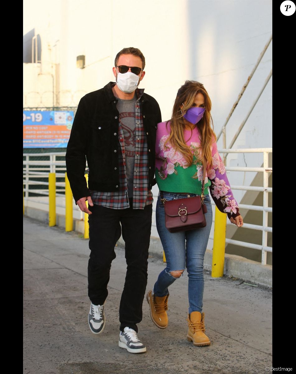 Ben Affleck et sa compagne Jennifer Lopez vont au cinéma avec les enfants à Westwood le 4 décembre 2021.