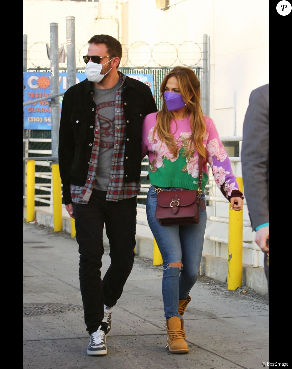 Ben Affleck et sa compagne Jennifer Lopez vont au cinéma avec les enfants à Westwood le 4 décembre 2021.