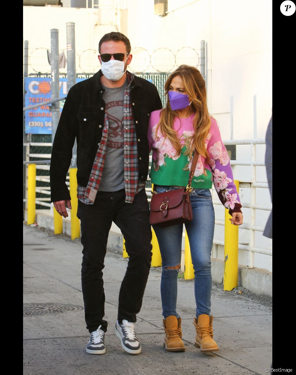 Ben Affleck et sa compagne Jennifer Lopez vont au cinéma avec les enfants à Westwood le 4 décembre 2021.