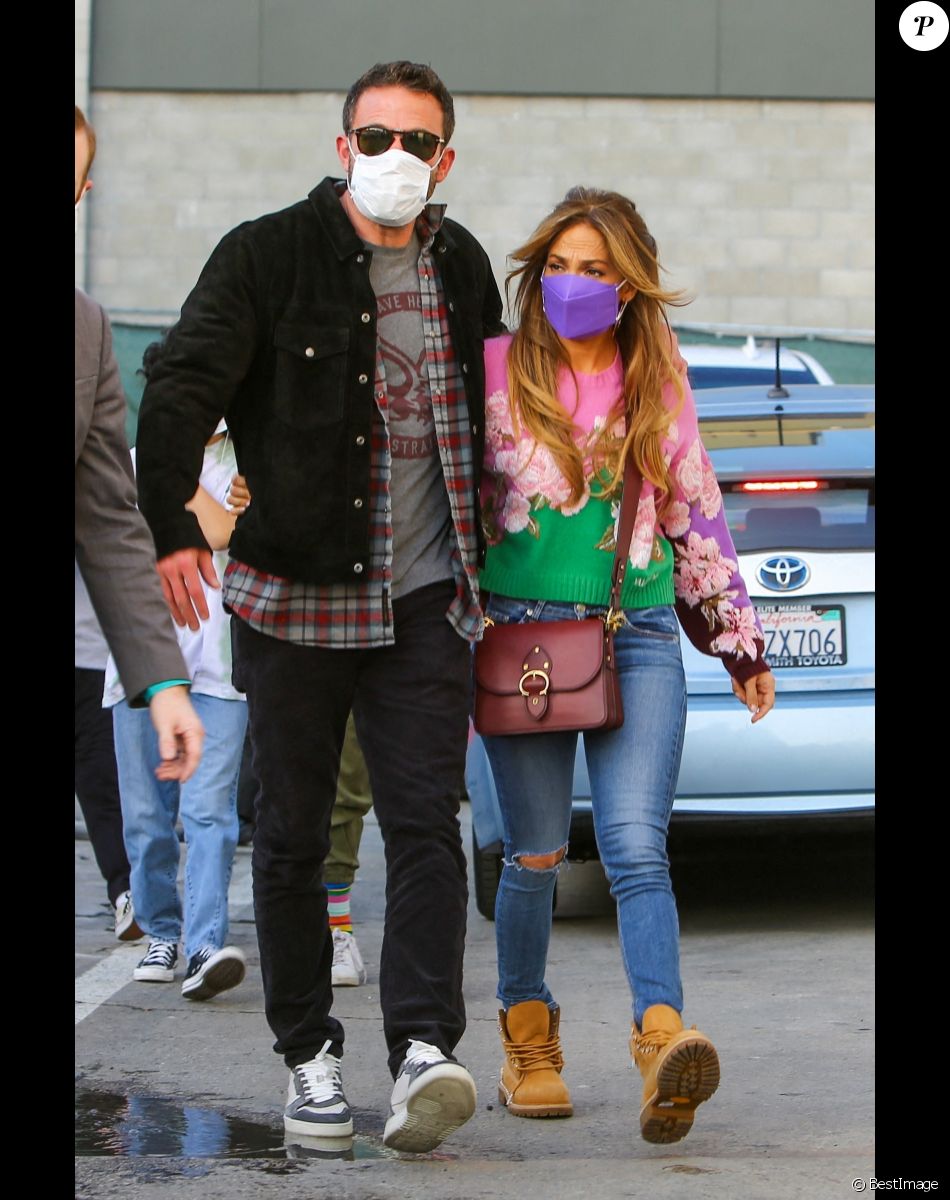 Ben Affleck et sa compagne Jennifer Lopez vont au cinéma avec les enfants à Westwood le 4 décembre 2021.