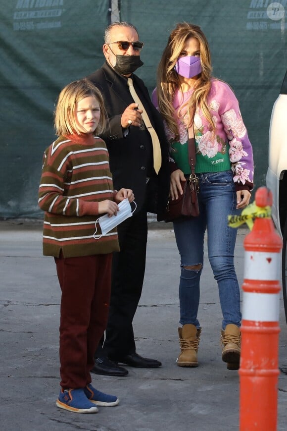 Samuel Affleck - Ben Affleck et sa compagne Jennifer Lopez vont au cinéma avec les enfants à Westwood le 4 décembre 2021.
