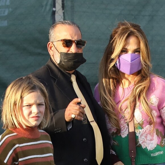 Samuel Affleck - Ben Affleck et sa compagne Jennifer Lopez vont au cinéma avec les enfants à Westwood le 4 décembre 2021.