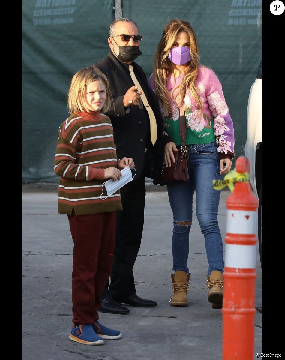 Samuel Affleck - Ben Affleck et sa compagne Jennifer Lopez vont au cinéma avec les enfants à Westwood le 4 décembre 2021.