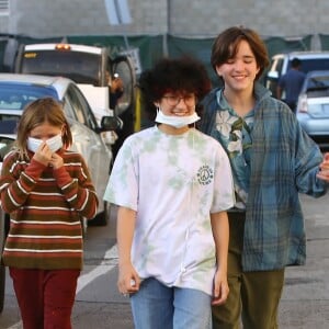 Samuel Affleck, Emme Muniz, Max Muniz - Ben Affleck et sa compagne Jennifer Lopez vont au cinéma avec les enfants à Westwood le 4 décembre 2021.