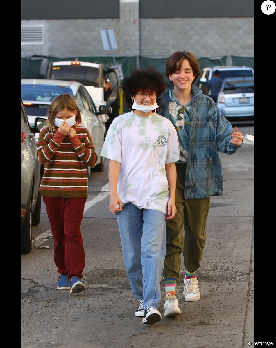 Samuel Affleck, Emme Muniz, Max Muniz - Ben Affleck et sa compagne Jennifer Lopez vont au cinéma avec les enfants à Westwood le 4 décembre 2021.