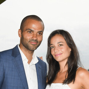 Tony Parker et sa compagne Alizé Lim - Tony Parker devient l'ambassadeur des courses hippiques en France et lance une série sur la chaine Equidia à l'Hippodrome ParisLongchamp le 17 juin 2021. © Coadic Guirec / Bestimage