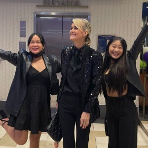 Laeticia Hallyday et ses filles Jade et Joy à la première mondiale du docu-live "Mon nom est Johnny" à Los Angeles.