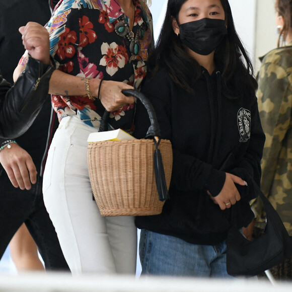 Exclusif - Laeticia Hallyday avec son compagnon Jalil Lespert, sa fille Joy arrivent à l'aéroport d'Orly accompagnés de Carl (chauffeur) le 7 juillet 2021.