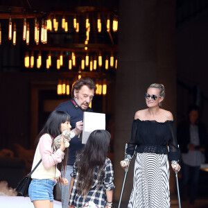 Exclusif - Johnny Hallyday avec sa femme Laeticia et leurs enfants Jade et Joy sont allés dans un magasin de meubles (Restauration Hardware) sur Melrose. Los Angeles, le 25 mars 2017.
