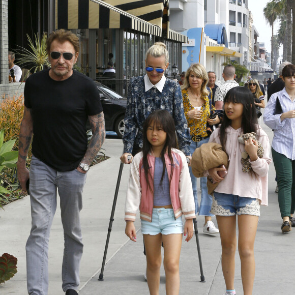 Joy, Jade et Françoise, la mère de Laeticia (arrière plan) - Johnny Hallyday et sa femme Laeticia à Santa Monica le 18 mars 2017.